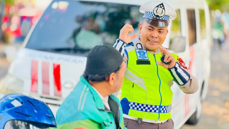Nyaris Tak Tersorot, Aksi Polantas Karib Parepare saat Sambangi Sopir Truk dan Ojol