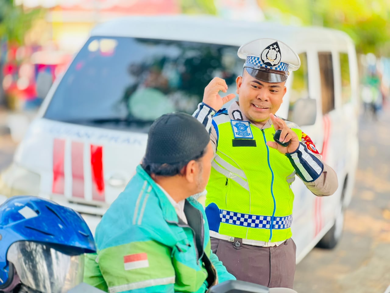 Nyaris Tak Tersorot, Aksi Polantas Karib Parepare saat Sambangi Sopir Truk dan Ojol