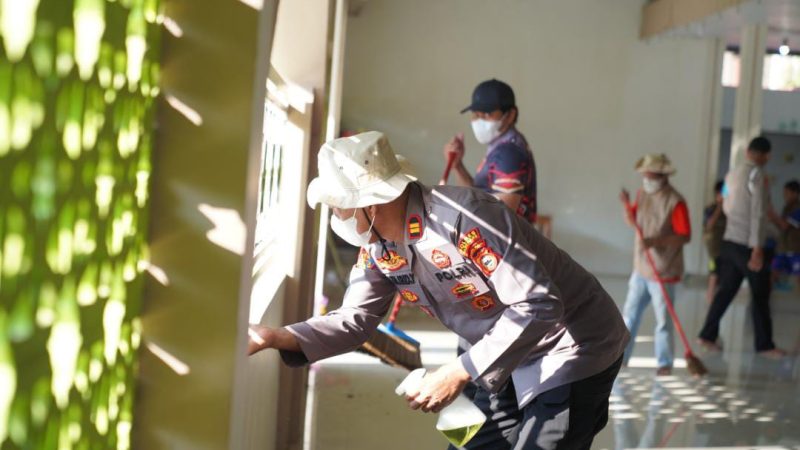 Hari Jadi Propam ke-24, Sipropam Parepare Pilih Aksi Bersihkan Masjid