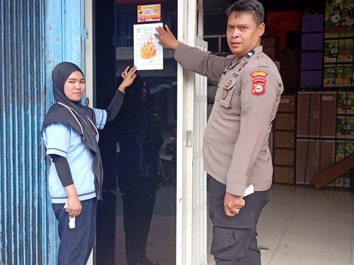 Polres Parepare Pasang Stiker Imbauan Pencegahan Kebakaran di Lompoe