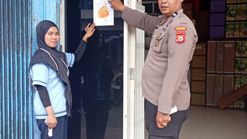 Polres Parepare Pasang Stiker Imbauan Pencegahan Kebakaran di Lompoe