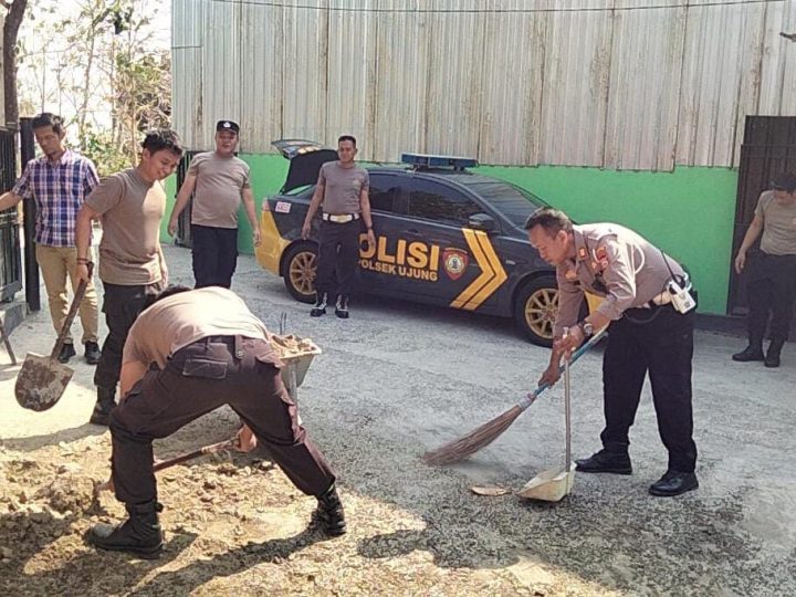 Bakti Sosial Polsek Ujung Bersihkan Sisa Galian Sumur Bor di Pesantren Ummul Quro