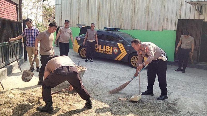 Bakti Sosial Polsek Ujung Bersihkan Sisa Galian Sumur Bor di Pesantren Ummul Quro