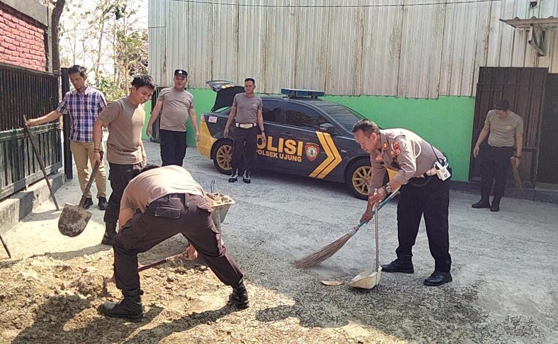 Bakti Sosial Polsek Ujung Bersihkan Sisa Galian Sumur Bor di Pesantren Ummul Quro