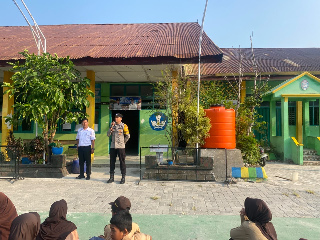 Bhabinkamtibmas Kampung Baru Sosialisasi di SMPN 9 Parepare, Soroti Bullying hingga Bahaya Penipuan Online