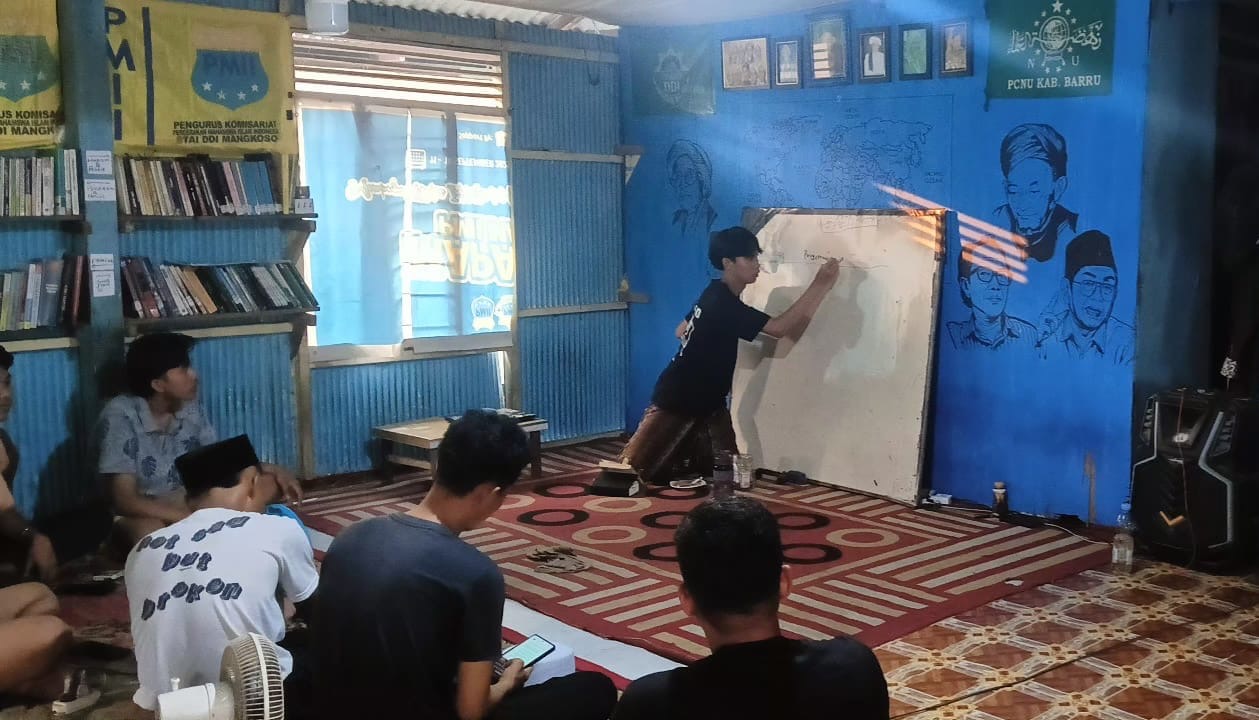 Merawat Tradisi Intelektual: PMII Rayon Tarbiyah & Syariah IAI DDI Mangkoso Membincang Buku “Pengetahuan Sebagai Strategi”