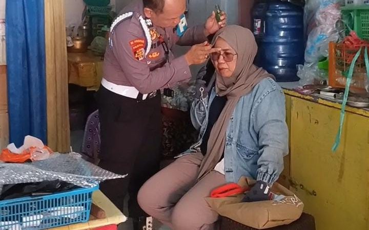 Mengantuk usai Kerja, Karyawati SPPG di Parepare Tabrak Mobil Parkir di Depan Mapolres, Aiptu Darwis Sigap Beri Pertolongan