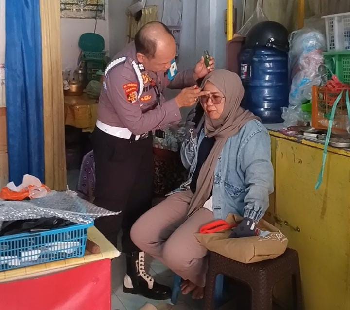 Mengantuk usai Kerja, Karyawati SPPG di Parepare Tabrak Mobil Parkir di Depan Mapolres, Aiptu Darwis Sigap Beri Pertolongan