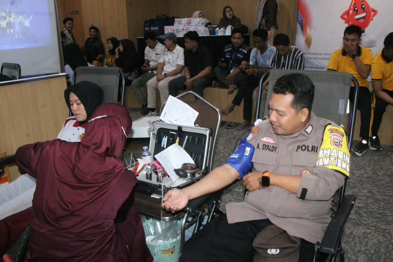 Waka Polres Parepare Ikut Donor Darah di Acara HUT Bank Mandiri ke 28