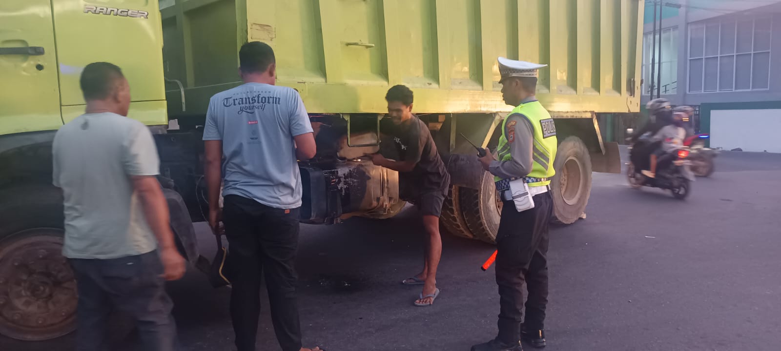 Truk Mogok di Tengah Perempatan SPBU Ujung Bulu Parepare, Satlantas Rekayasa Arus