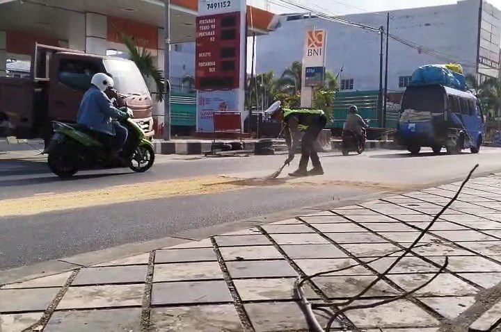 Aksi Spontan Aipda Herman saat Hendak Isi BBM Tuai Pujian