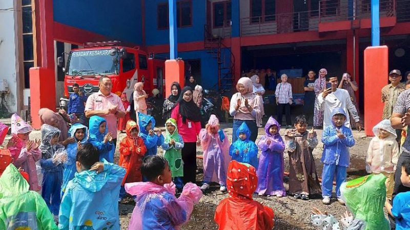 Damkar Parepare Edukasi Anak melalui Program Outing Class, Kenalkan Peralatan Pemadam Kebakaran