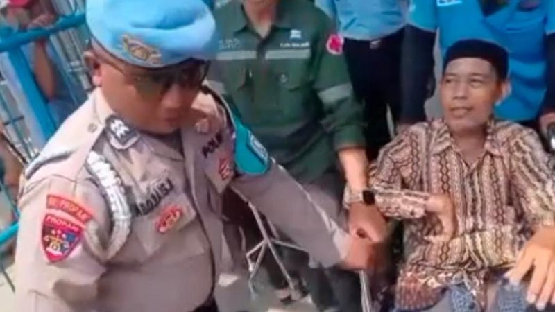 Polisi di Pelabuhan Parepare Sigap Bantu Penumpang Sakit Turun dari KM Adithya dan KM Thalia