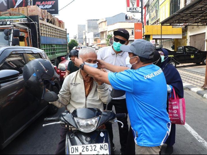 Kabut Asap Selimuti Parepare, Dinas Kesehatan Turun ke Jalan Bagikan Masker