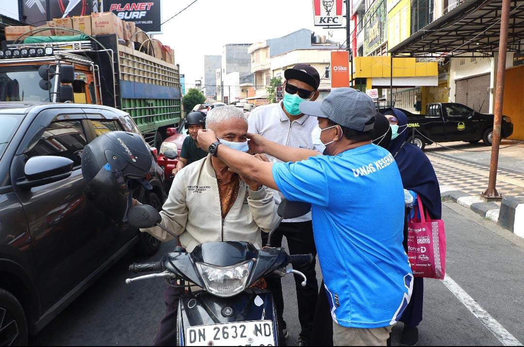 Kabut Asap Selimuti Parepare, Dinas Kesehatan Turun ke Jalan Bagikan Masker