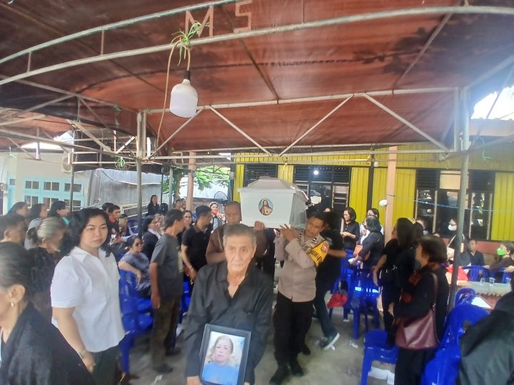 Momen Bhabinkamtibmas Parepare Bantu Angkat Peti Jenazah, Wujud Gotong-royong di Tengah Duka