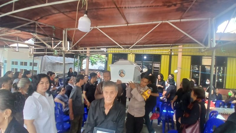 Momen Bhabinkamtibmas Parepare Bantu Angkat Peti Jenazah, Wujud Gotong-royong di Tengah Duka