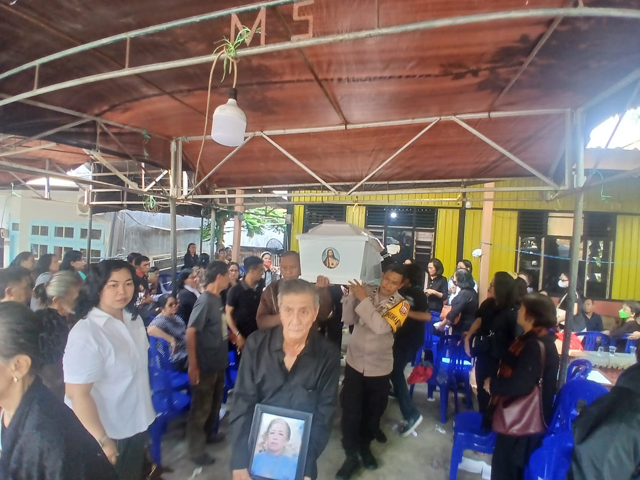Momen Bhabinkamtibmas Parepare Bantu Angkat Peti Jenazah, Wujud Gotong-royong di Tengah Duka