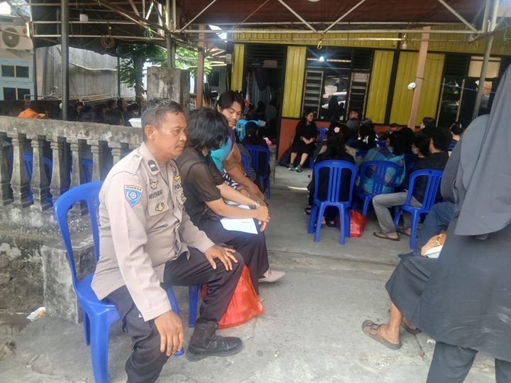 Bhabinkamtibmas Ujung Bulu Melayat ke Rumah Duka, Warga Diajak Jaga Kerukunan