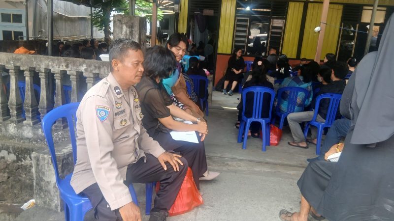 Bhabinkamtibmas Ujung Bulu Melayat ke Rumah Duka, Warga Diajak Jaga Kerukunan