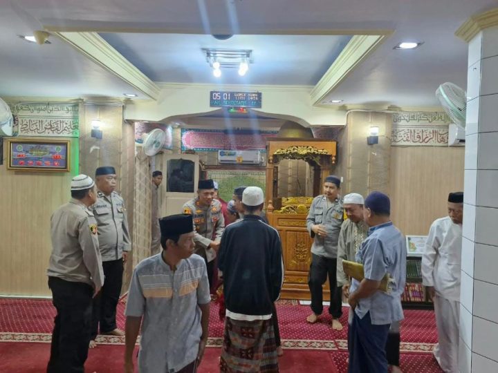 Polsek Ujung Gelorakan Salat Subuh Berjamaah, Sampaikan Pesan Kamtibmas