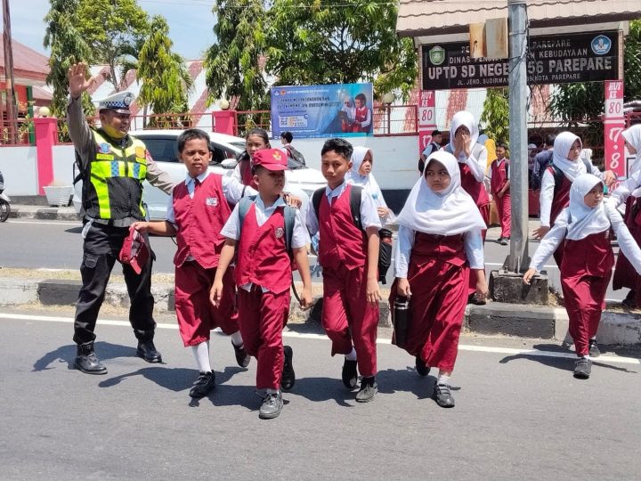 Potret Sat Lantas Polres Parepare Kawal Keselamatan Pelajar Sekolah