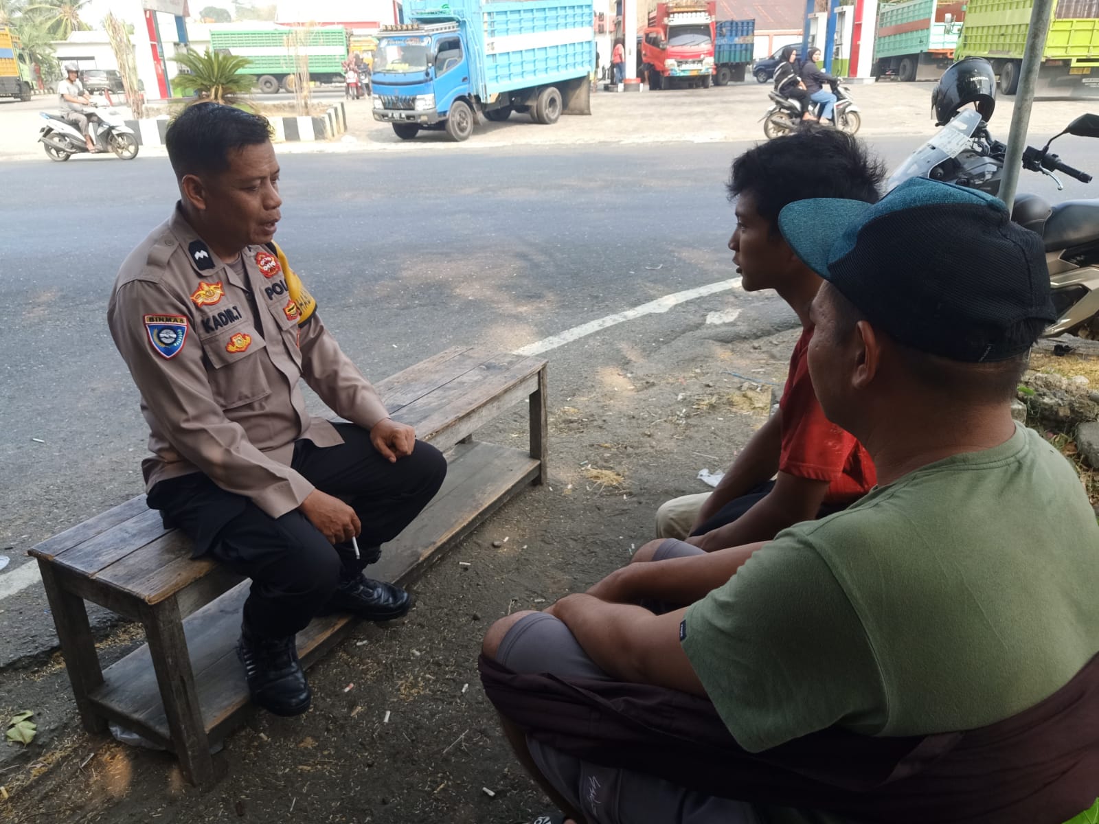 Bhabinkamtibmas Lumpue Gelar Sambang dan Patroli, Perkuat Kamtibmas di Jalan Bau Massepe