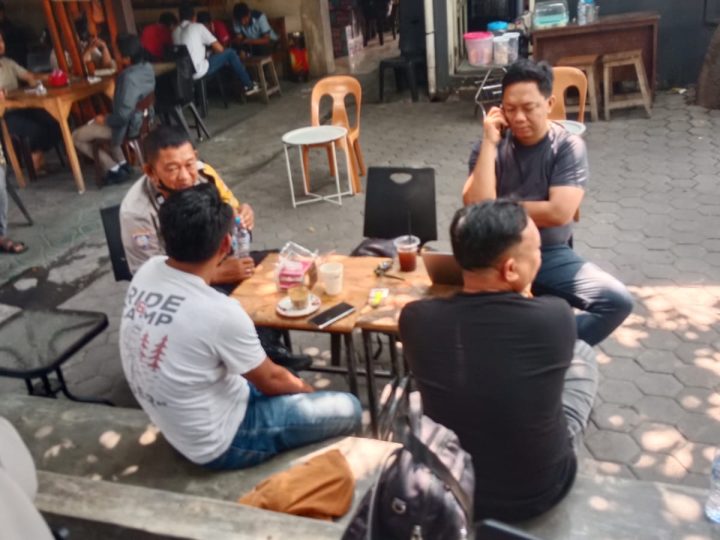 Polisi Bersama Masyarakat, Bhabinkamtibmas Lakessi Sambangi Warga di Jalan Pelita