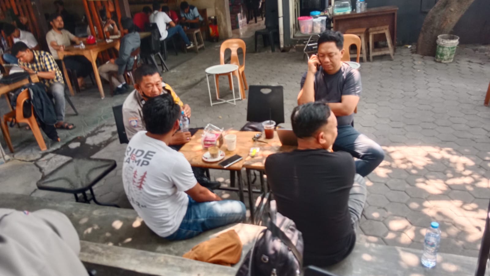 Polisi Bersama Masyarakat, Bhabinkamtibmas Lakessi Sambangi Warga di Jalan Pelita