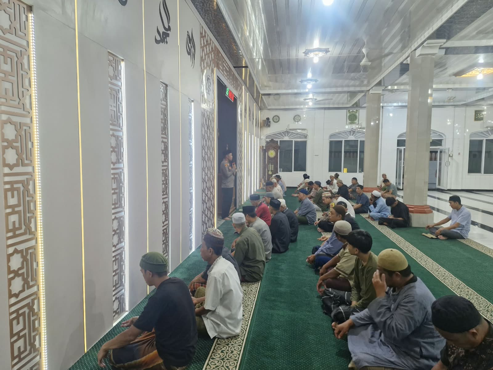 Gelora Salat Subuh Berjamaah di Masjid Al-Ittihad Labatu Labukkang, Kapolsek Ujung Sampaikan Pesan Kamtibmas