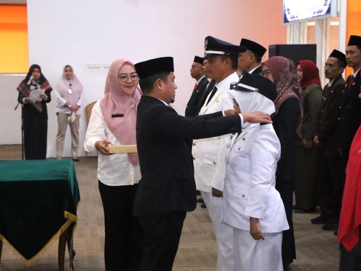 Tasming Hamid Lantik Sejumlah Pejabat, Tekankan Integritas dan Kerja Cepat