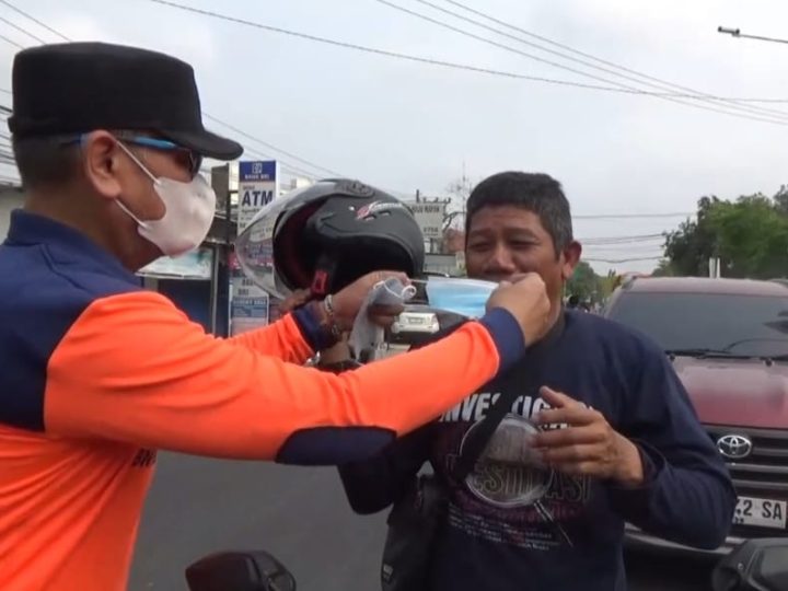 Polusi Udara Dampak Asap Kiriman, BPBD Pinrang Masifkan Pembagian Masker