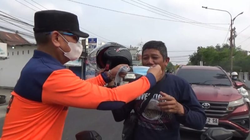 Polusi Udara Dampak Asap Kiriman, BPBD Pinrang Masifkan Pembagian Masker