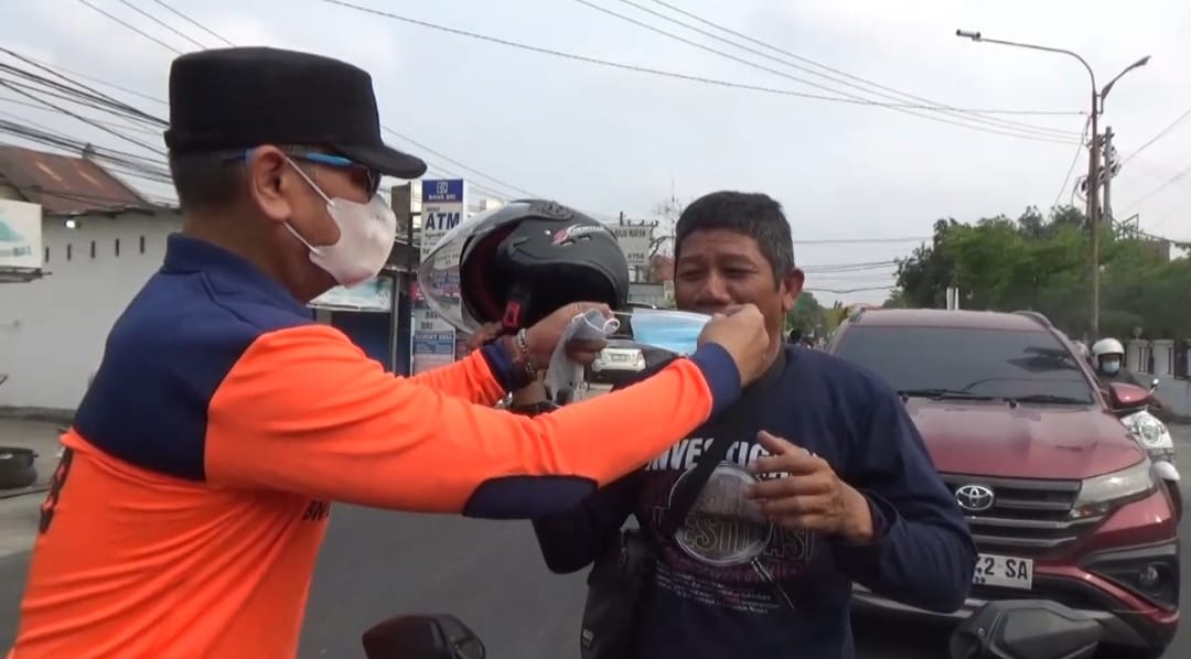 Polusi Udara Dampak Asap Kiriman, BPBD Pinrang Masifkan Pembagian Masker