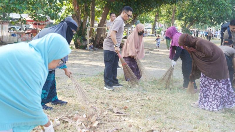 Wujud Green Policing, Kapolres dan Wali Kota Parepare Pimpin Karya Bhakti Bersih Pantai di Pantaiku