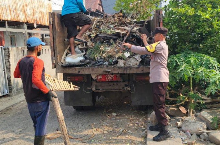 Warga Kampung Pisang Bersihkan Selokan, Kapolsek KPN Ingatkan Bahaya Debu dan Kebakaran Sampah