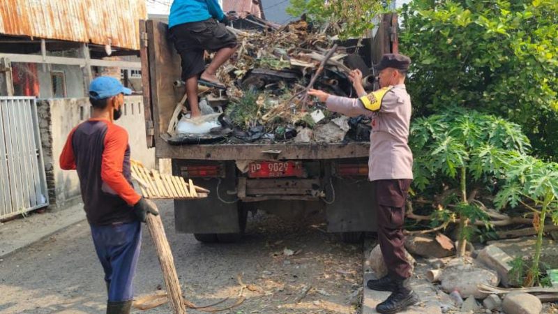 Warga Kampung Pisang Bersihkan Selokan, Kapolsek KPN Ingatkan Bahaya Debu dan Kebakaran Sampah