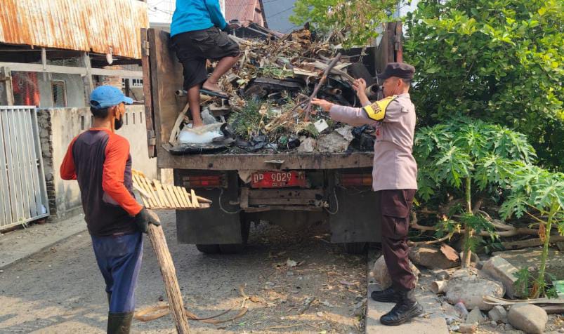 Warga Kampung Pisang Bersihkan Selokan, Kapolsek KPN Ingatkan Bahaya Debu dan Kebakaran Sampah