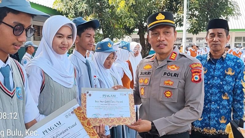 Polisi Peduli Pendidikan, Kapolsek Ujung Pembina Upacara di SMAN 4 Parepare, Serukan Hindari Tawuran dan Perundungan