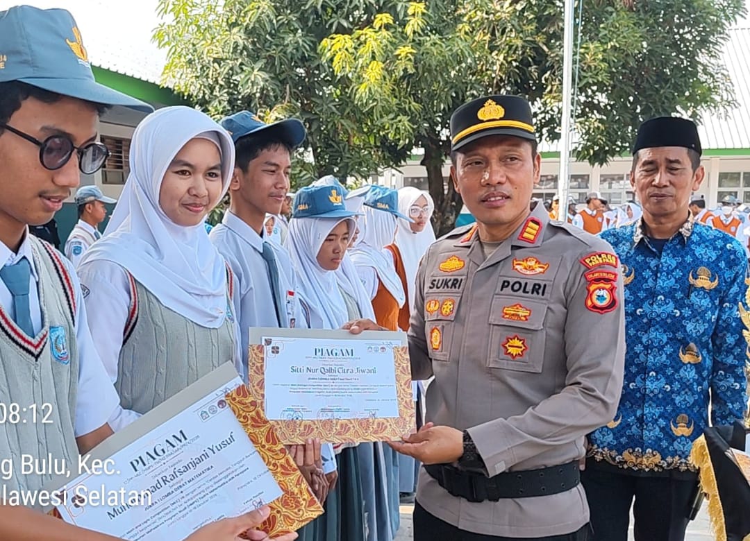 Polisi Peduli Pendidikan, Kapolsek Ujung Pembina Upacara di SMAN 4 Parepare, Serukan Hindari Tawuran dan Perundungan