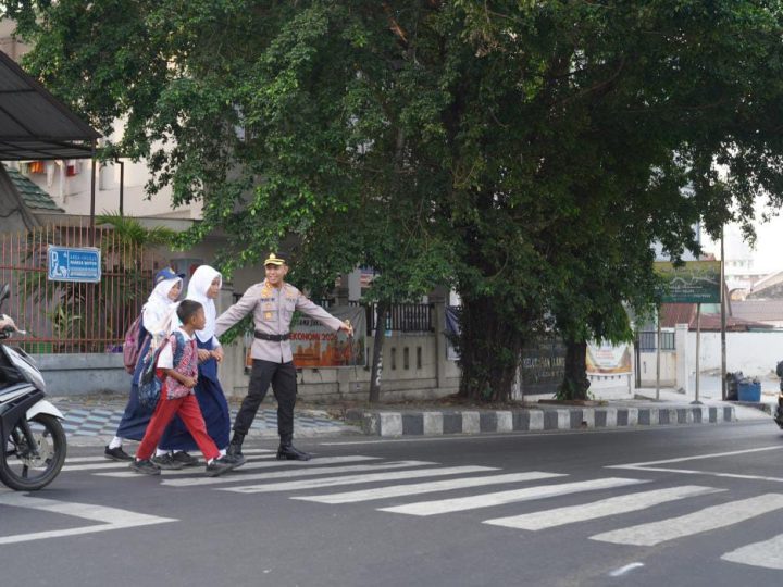 Aksi Humanis Bantu Pelajar Menyeberang Jalan, Kapolres Parepare Tuai Pujian Warga