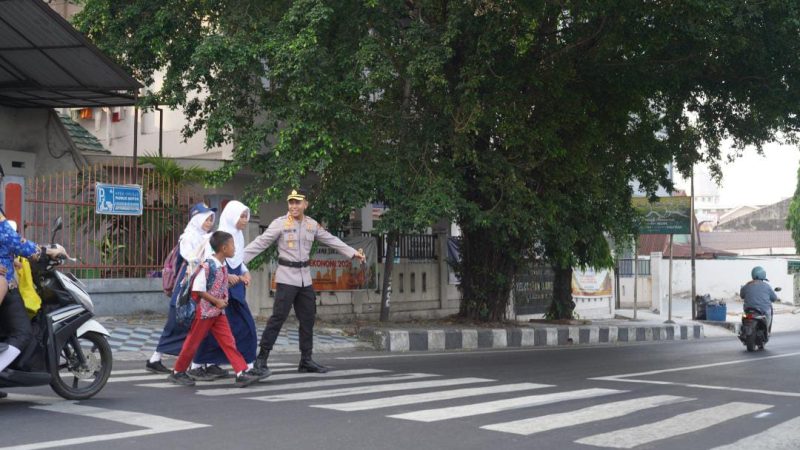 Aksi Humanis Bantu Pelajar Menyeberang Jalan, Kapolres Parepare Tuai Pujian Warga