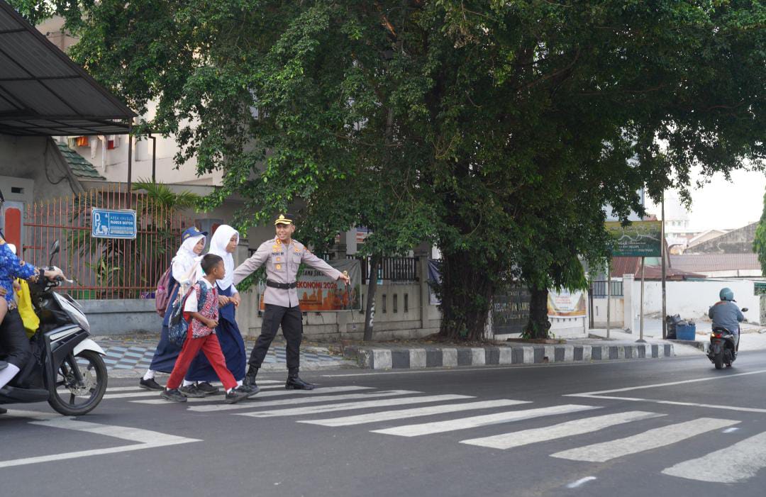 Aksi Humanis Bantu Pelajar Menyeberang Jalan, Kapolres Parepare Tuai Pujian Warga