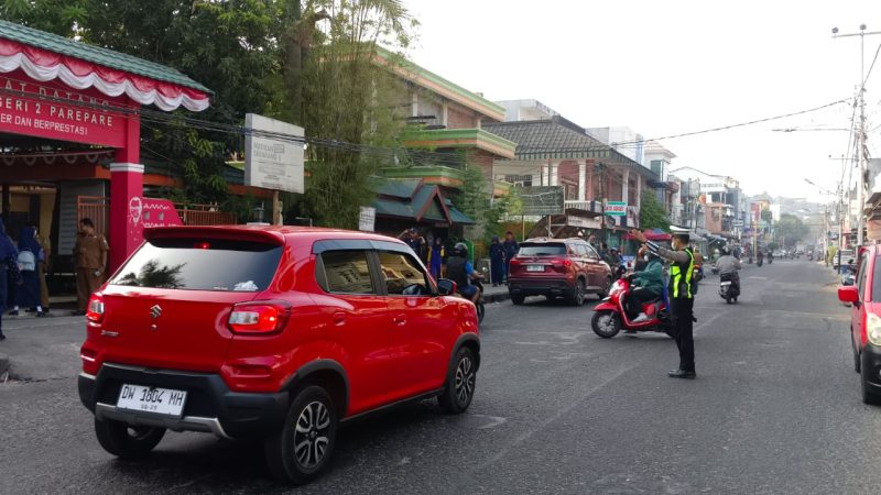 Polisi Hadir saat Warga Mulai Beraktivitas, Sat Lantas Parepare Utamakan Keselamatan Jalan