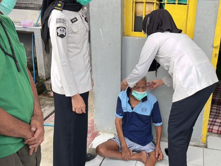 Antisipasi Penyebaran ISPA, Lapas Parepare Bagikan Masker kepada WBP dengan Prioritas Lansia