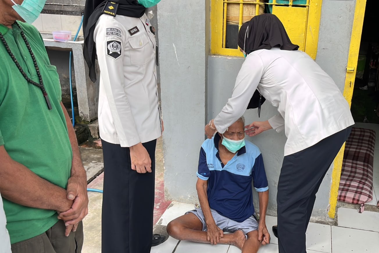 Antisipasi Penyebaran ISPA, Lapas Parepare Bagikan Masker kepada WBP dengan Prioritas Lansia