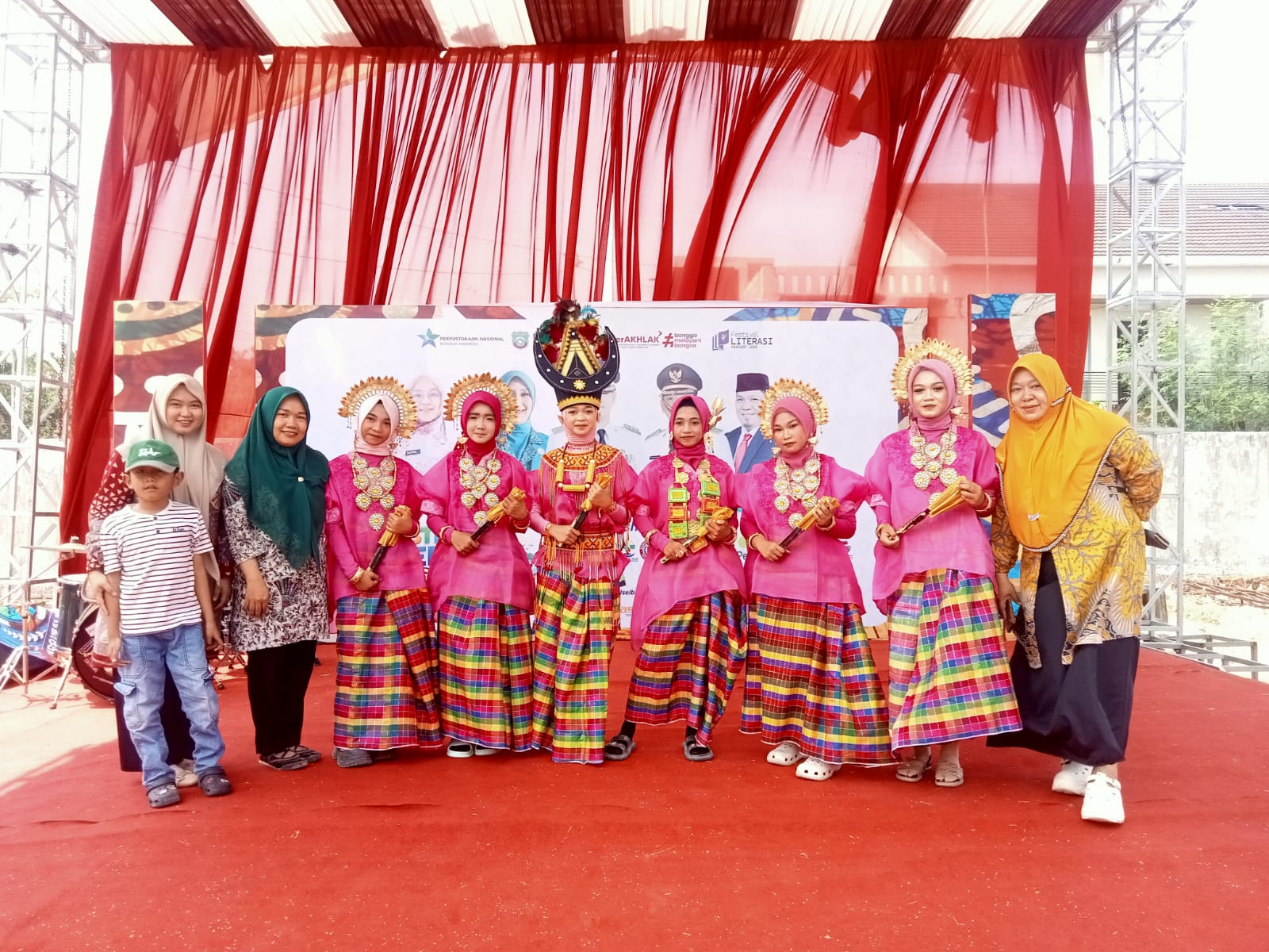 SMPN 5 Satap Bungoro Tampilkan Tiga Tarian Tradisional di Festival Literasi Pangkep 2026