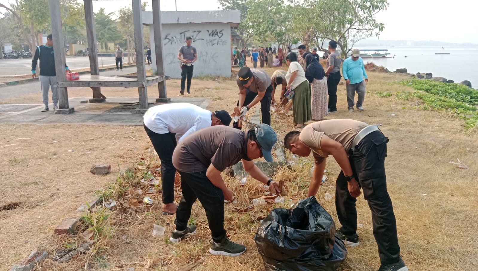 Bersih-Bersih Pantai, Polsek Ujung dan Pemerintah Kecamatan Ujung Bersinergi