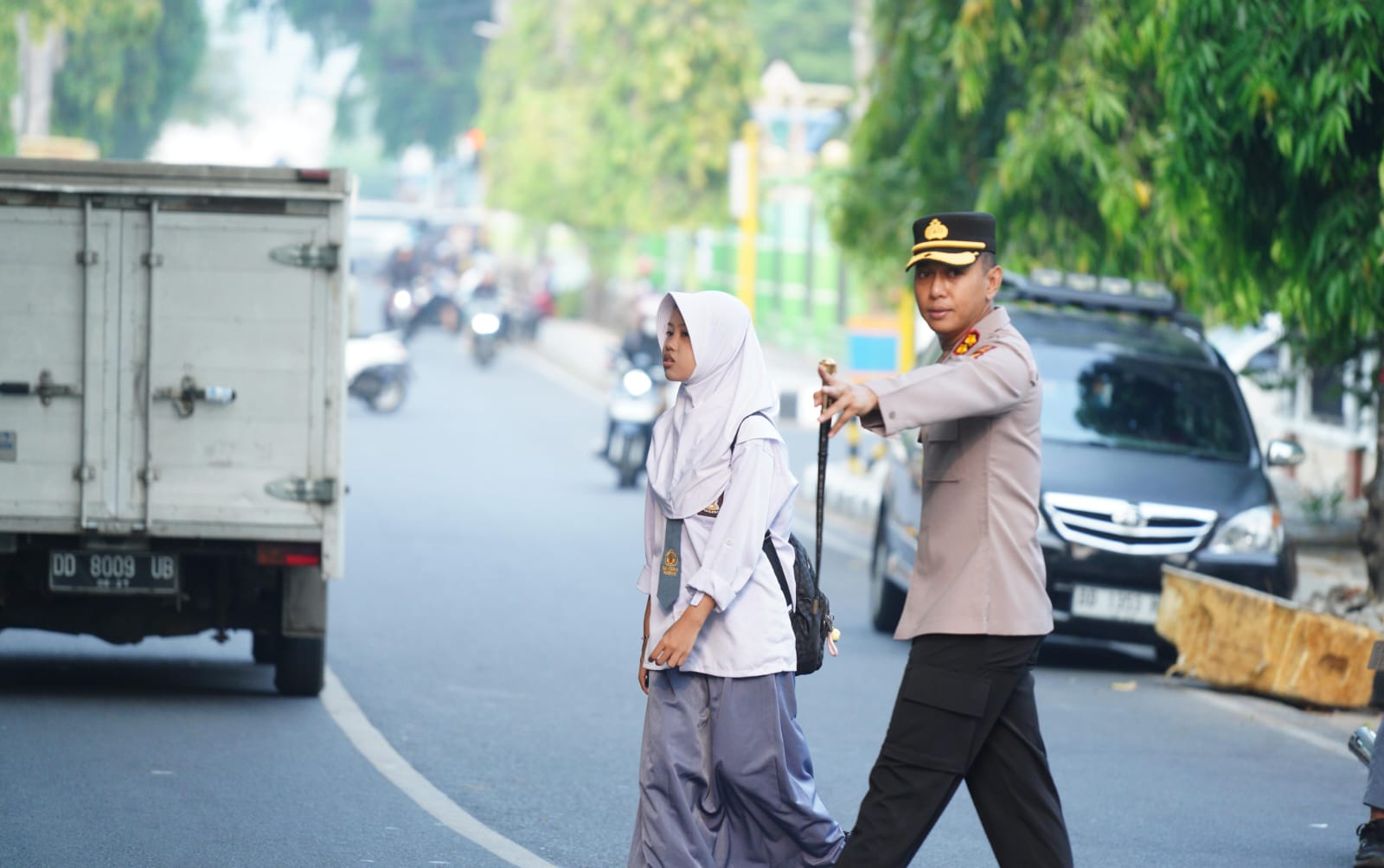Hadir di Tengah Masyarakat, Kapolres Parepare dan Personel Gabungan Kawal Pelajar Seberangi Jalan Raya