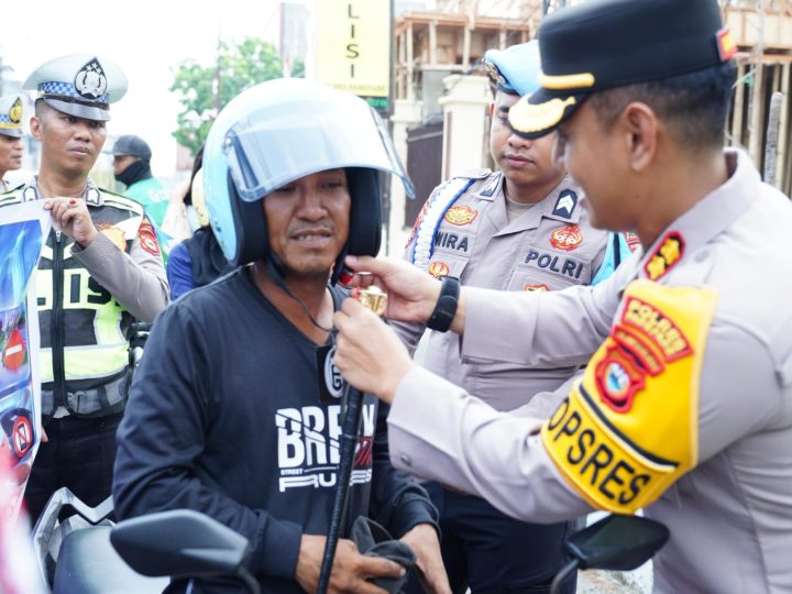 Terjaring Razia Tanpa Helm, Pengendara di Parepare Ini Justru Tersenyum Sumringah Diberi Hadiah Polisi